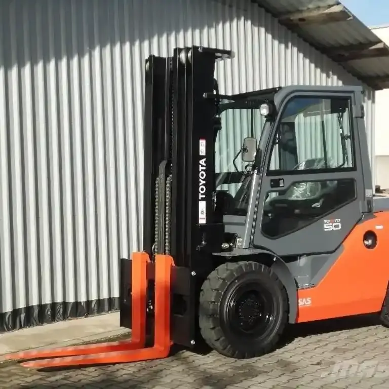 Arriendo de Grúa Horquilla 5 Ton. 4.5m levante, Toyota en SK Rental con cobertura nacional.